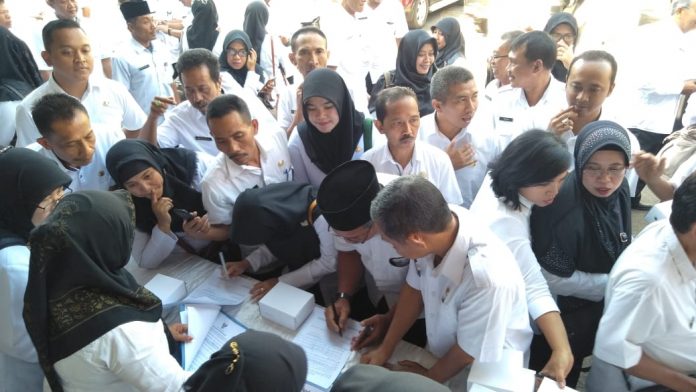 Pegawai Pemkab Pasuruan saat mengisi daftar hadir pelantikan di Pendopo Kabupaten Pasuruan beberapa waktu lalu.