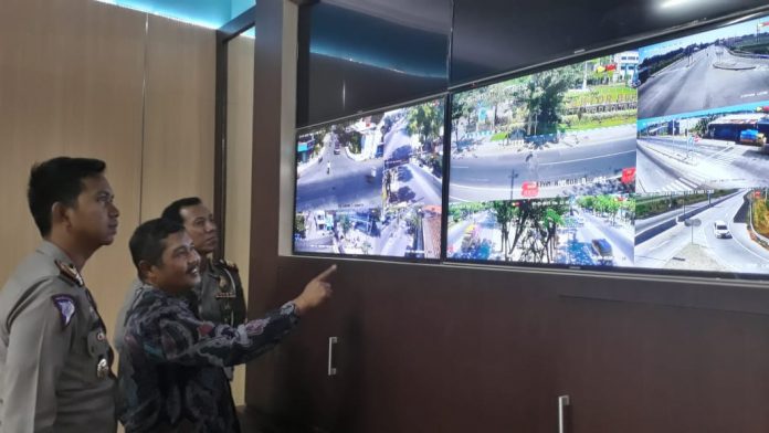 Kasatlantas Polres Probolinggo dan Polres Probolinggo Kota bersama Ketua FLLAJ memantau CCTV di kantor Dishub Kabupaten Probolinggo