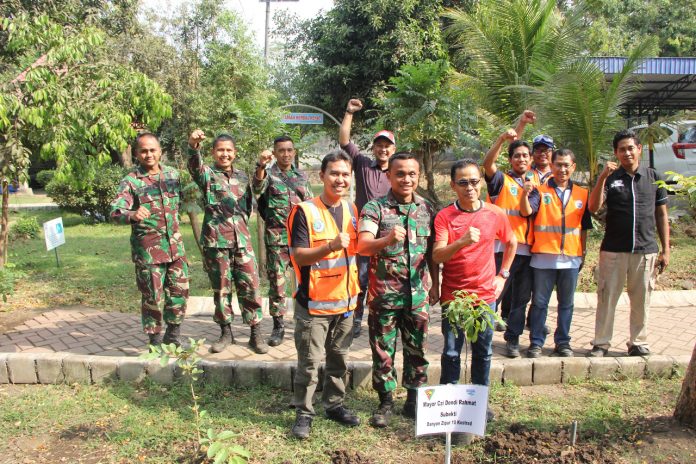 Komandan Batalyon Mayor Czi Dendi Rahmat Subekti S.Sos bersama pasukan sesaat setelah melakukan penanaman pohon di Taman Kehati Pabrik AQUA Keboncandi, Kamis (8/8/2019)