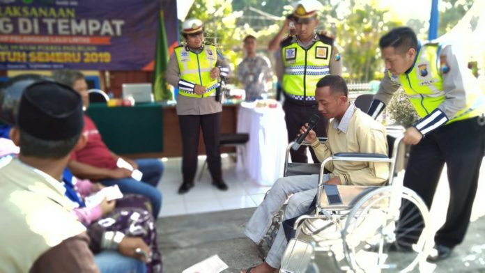 Dana Lesmana (28), saat menceritakan kisah kecelakaan yang membuat kaki kanannya diamputasi. Pria asal Nongkojajar, Kecamatan Tutur, Kabupaten Pasuruan ini mencoba mengingatkan kepada para pengendara motor yang kena tilang di sekitar Alun-alun Bangil, Kamis (5/9/2019).