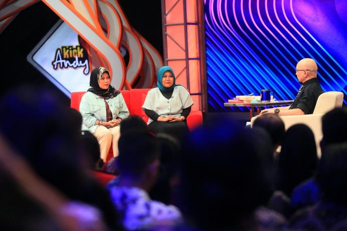 Putri dan Nofita, pemuda Bangil saat diundang dalam talkshow Kick Andy membicarakan tentang fenomena pernikahan anak di Rembang, Kabupaten Pasuruan.