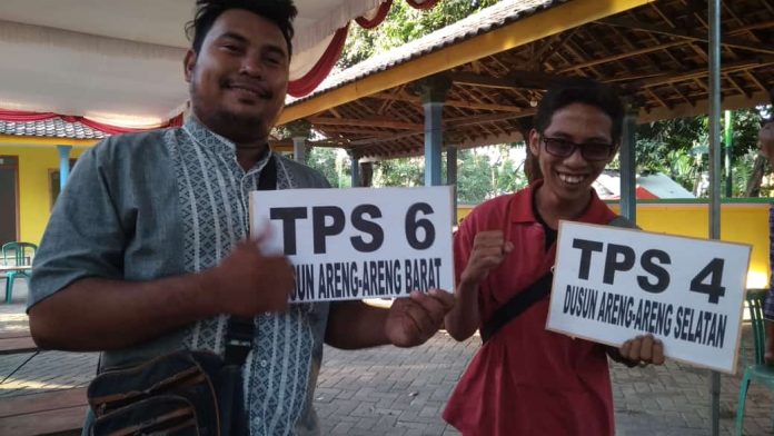 Panitia Pilkades Sambisirah, Kecamatan Wonorejo, Kabupaten Pasuruan, berpose tunjukkan nomor TPS. Foto: istimewa
