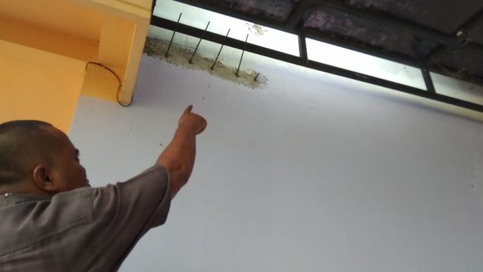 Sebagian atap rumah Jayadi, Kasun Pohgading Barat rusak setelah terkena lemparan bondet. Foto: Taufik