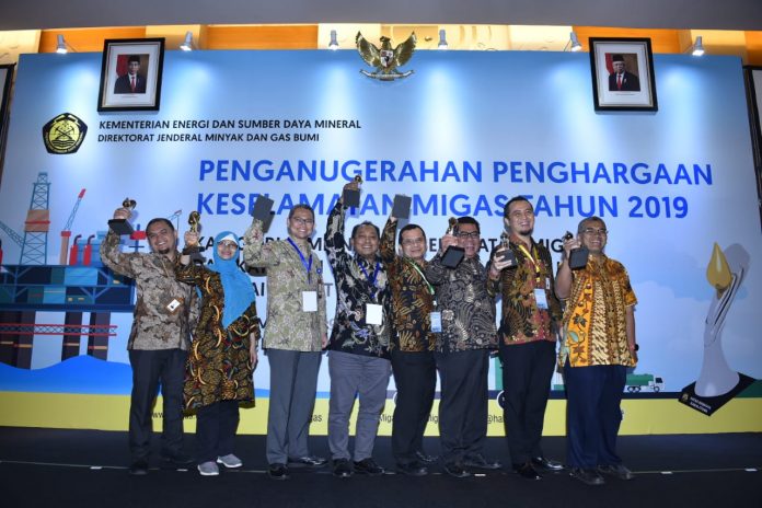 BANGGA: Jajaran pimpinan dan manajemen PT. PGN serta anak perusahaannya bersuka cita usai menerima piala penghargaan dari Dirjen minyak dan gas bumi Kementerian ESDM di Jakarta.