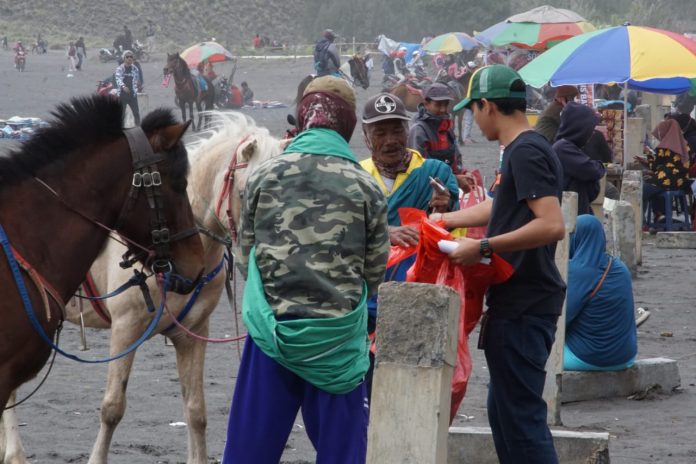 Sejumlah relawan saat melakukan aksi bersih-bersih Gunung Bromo dari sampah selama libur panjang natal dan tahun baru. Foto: Forum Sahabat Gunung (FSG)
