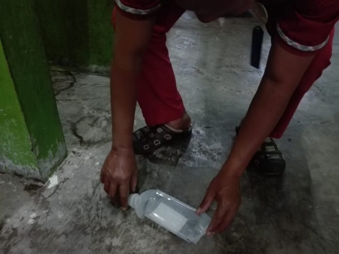Petugas RS Mitra Sehat Medika Pandaan menunjukkan proses pemotongan infus bekas yang hendak dijual. Foto diambil Agustus 2019.