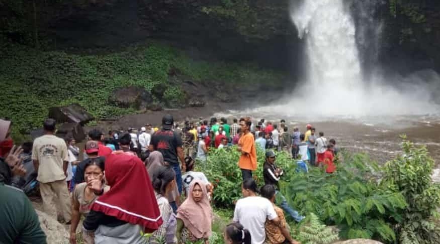 Pemuda Kaltim Tenggelam di Air Terjun Guyangan - WartaBromo