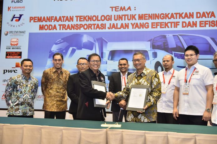 SEPAKAT: Direktur Strategi dan Pengembangan PGN Syahrial Mukhtar berfoto bersama Ketua Umum DPP Asosiasi Pengusaha Truk Indonesia (APTRINDO) Gemilang Tarigan.