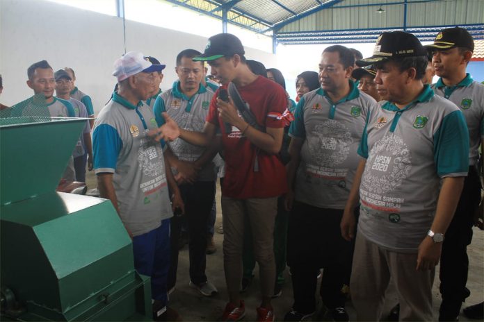 MESIN PENCACAH: Wabup KH Mujib Imron bersama Kepala Pabrik PT HM Sampoerna Sukorejo Plant, Aji Sumantoro dan Kepala DLH Heru Farianto saat melihat mesin pencacah sampah.