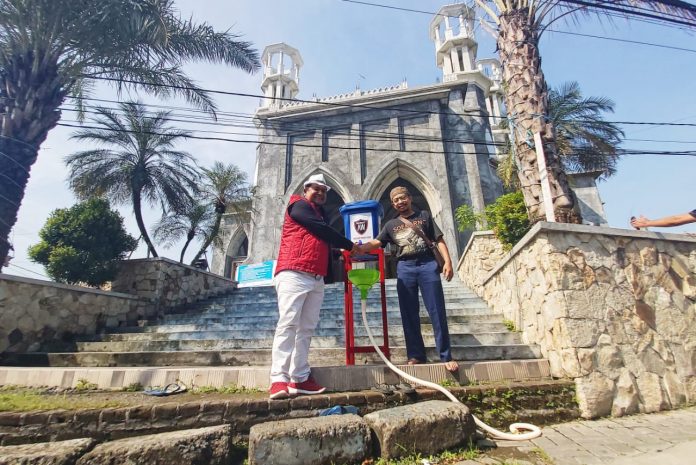 Wakil Ketua DPRD Kabupaten Pasuruan Andri Wahyudi saat serahkan wastafel di sebuah masjid di Pandaan.