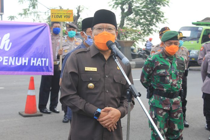 Bupati Pasuruan Irsyad Yusuf saat menyampaikan pesan di hadapan sejumlah tim medias di RSUD Bangil, Senin (6/4/2020).