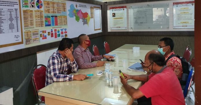 Achmad Budiyanto (45) korban penipuan modus investasi properti saat diterima tim penyidik Polres Pasuruan Kota, Selasa (7/4/2020).