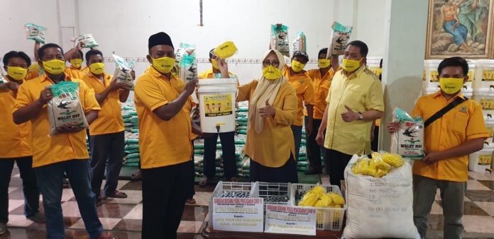 PENYERAHAN KE PK: Ketua DPD Golkar, Udik Djanuantoro bersama Wakil Ketua DPRD, Rias Judikari Drastika menyerahkan bantuan alat cuci tangan, masker, hand sanitizer dan sembako kepada para pengurus PK se Kabupaten Pasuruan.