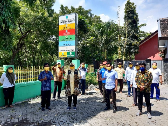BLUSUKAN: Rias Judikari Drastika (tengah) bersama pengurus DPD Partai Golkar Kabupaten Pasuruan blusukan ke desa Gejugjati Kecamatan Lekok.