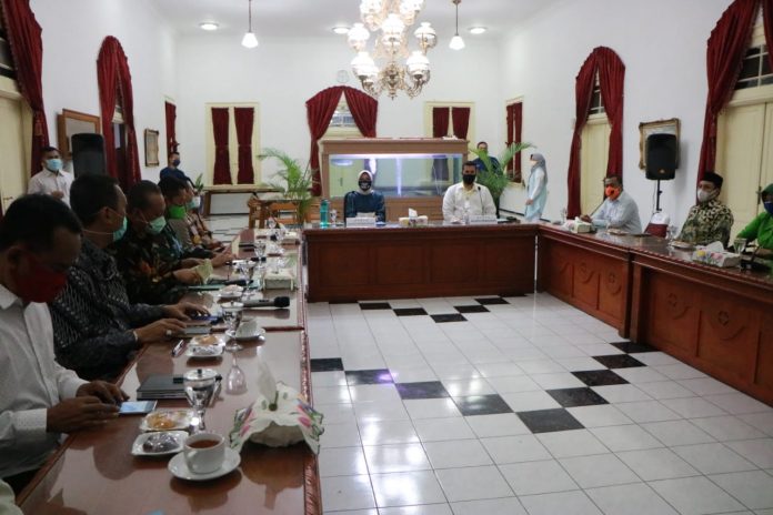Suasana dialog bersama Wali Kota dan Bupati Probolinggo. Foto: Bagian Protokol dan Komunikasi Kabupaten Probolinggo.