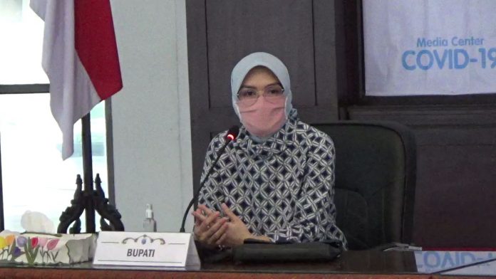 Bupati Probolinggo, Puput Tantriana Sar saat memberikan keterangan terkait salat Idi kepada sejumlah wartawan di Pendapa Bupati, Senin (18/5/2020). .