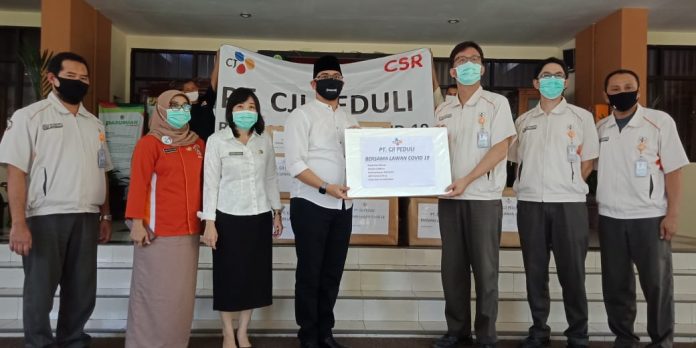 BANTU KOTA: Vice President Director PT CJI, mr.Yoon Taesang dan direksi serta manajemen, menyerahkan bantuan untuk satgas covid kota Pasuruan diterima langsung plt.walikota bpk.Raharto Teno Prasetyo, ST sebagai ketua satgas.