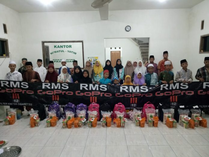 TERIMA KASIH: Para anak yatim, fakir miskin dan janda menerima bingkisan, uang saku dari CV RMS dan donatur lainnya.