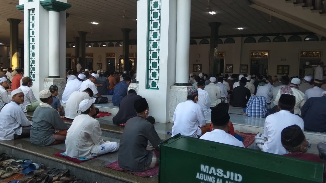 Begini Suasana Salat Idul Fitri di Masjid Agung Al Anwar