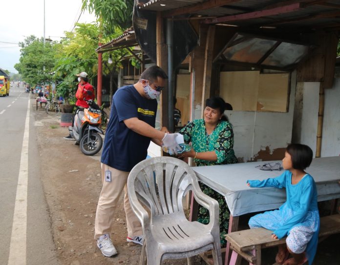 TERJUN LANGSUNG: GM PT Indonesia Power Grati POMU. Buyung Arianto turun langsung memberikan paket untuk penanggulangan Covid-19 kepada warga. Paket yang diberikan berupa masker, sabun, hand sanitizer dan vitamin.