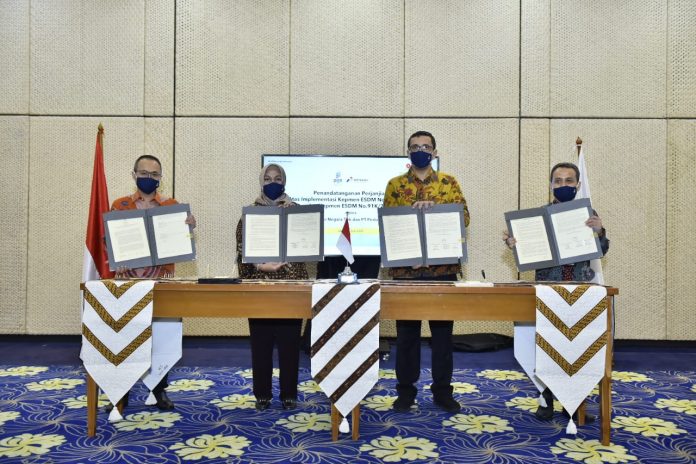 LoA: Para pihak sudah menandatantani Letter of Agreement (LoA). Dari kiri; Direktur Utama PGN Suko Hartono, President Director PT Pertagas Niaga Linda Sunarti, Direktur Komersial PGN Faris Aziz, Direktur Utama PT Pertamina Gas Wiko Migantoro.