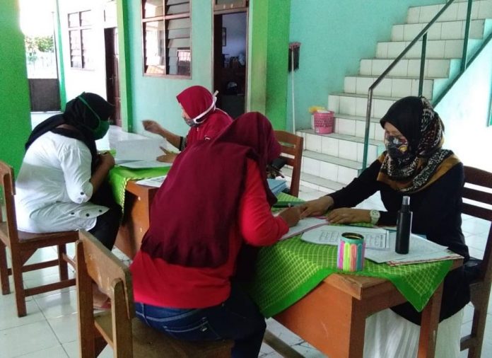 Wali murid saat mengambil formulir pendaftaran sekolah di Kota Pasuruan