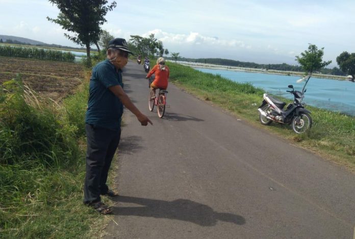 Saifullah salah satu perangkat Desa Sumbersuko, menunjukkan lokasi begal payudara, Minggu, 7 Juni 2020.