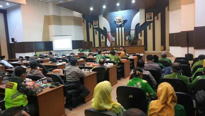 Suasana rapat kerja tim pansus dengan satgas Covid-19 di gedung DPRD Kabupaten Pasuruan, Kamis (11/6/2020). Foto: Doni