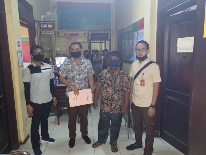 Kades Gunggungan Lor Hasan Basri (pakai batik) sesuai menjalani pemeriksaan di Mapolres Probolinggo.
