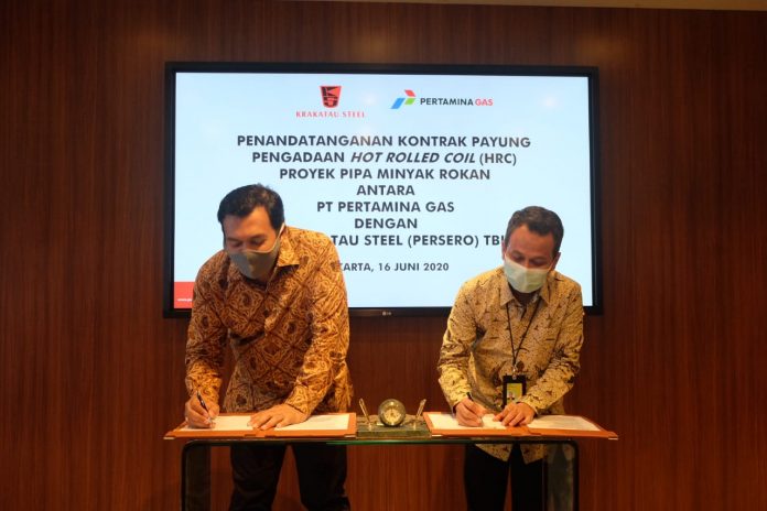 PENANDATANGANAN: Direktur Utama PT Pertamina Gas, Wiko Migantoro (kanan) bersama dengan Direktur Utama PT Krakatau Steel (Persero) Tbk, Silmy Karim menandatangani jalinan kerjasama pengadaan material pipa dari material produk baja HRC.
