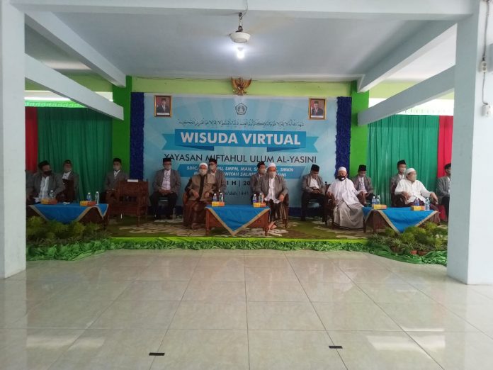 TETAP KHIDMAT: Pengasuh Ponpes Terpadu Al-Yasini, KH Mujib Imron (tengah) didampingi para kiai,.pengurus yayasan, kepala sekolah saat wisuda virtual, Ahad Pagi (28/6).