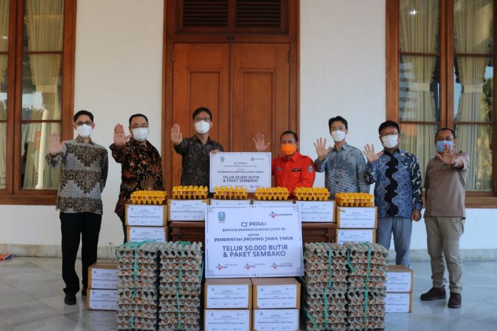 BANTUAN CJ GROUP: Bantuan simbolis dari CJ group (CJI Pasuruan dan CJ Feed Jombang) kepada Pemprov Jatim berupa 50.000 butir telur dan 1.000 paket sembako dalam rangka melawan covid-19. Penyerahan dilakukan management CJ Group, Mr.Yoon Tae Sang) dan diterima Asisten Administrasi dan Umum Pemprov, Drs. Abimanyu Ponco Admojo Iswinarno.