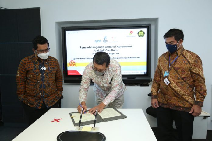 LoA: Direktur Komersial PGN Faris Aziz melaksanakan penandatanganan Letter of Agreement tahap ketiga dengan produsen gas hulu, yaitu Kangean Energy Indonesia Ltd dan Ophir Indonesia (Madura Offshore), Jumat (26/06).