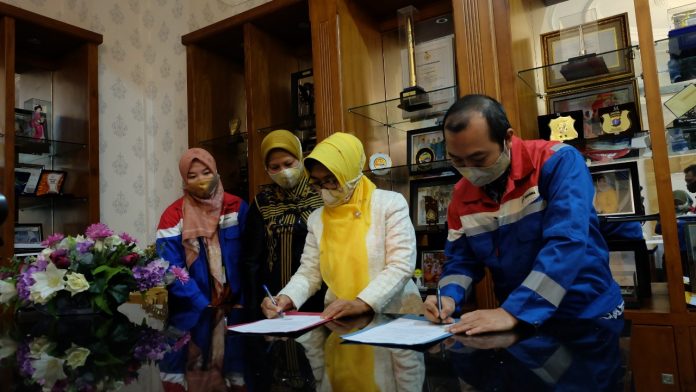 SALURKAN BANTUAN: Manager Operation Kalimantan Area, Rizal Fathony menyerahkan 10 unit wastafel portable & 1000 pcs masker kain ecoprint kepada Walikota Bontang, dr. Hj. Neni Moernaeni, Sp. OG