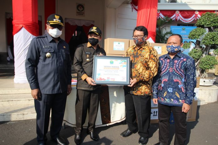 BANTUAN SAMPOERNA: Wali Kota Malang, Sutiadji (dua dari kiri) menerima bantuan dari PT HM Sampoerna Tbk di kantor Wali Kota Malang, Senin (3/8).