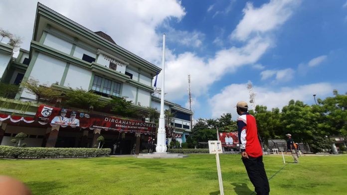 Petugas pengibar bendera saat berlatih upacara kemerdekaan ke-75 RI di halaman kantor Bupati Probolinggo