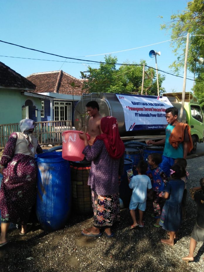 IP BERBAGI: Warga Desa Wates Kecamatan Lekok bersama anak-anak mereka tampak antre mendapat bantuan suplay air bersih dari PT Indonesia Power Grati POMU. Ini salah satu bentuk kepedulian dan upaya berbagi persembahan IP.