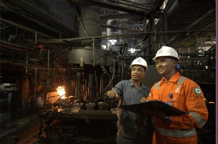 AMAN-LANCAR: Petugas dari PGN mengecek kelancaran operasional dan menjamin keamanan peralatan pelanggan yang menggunakan gas bumi.