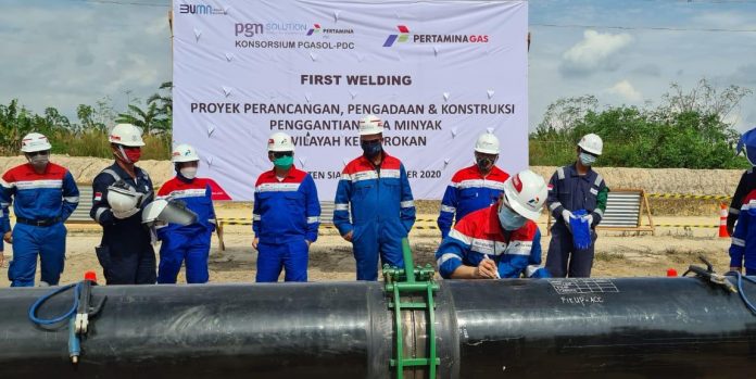 Foto: Dokumen Humas PGN PENGELASAN PERDANA: PT Pertamina Gas (Pertagas), selaku afiliasi dari sub-holding gas PT Perusahaan Gas Negara Tbk (PGN), telah melaksanakan kegiatan first welding (pengelasan perdana) pembangunan jaringan pipa minyak menuju Blok Rokan di Kelurahan Kandis Kota, Kandis, Kabupaten Siak, Riau, Rabu (9/9/2020).