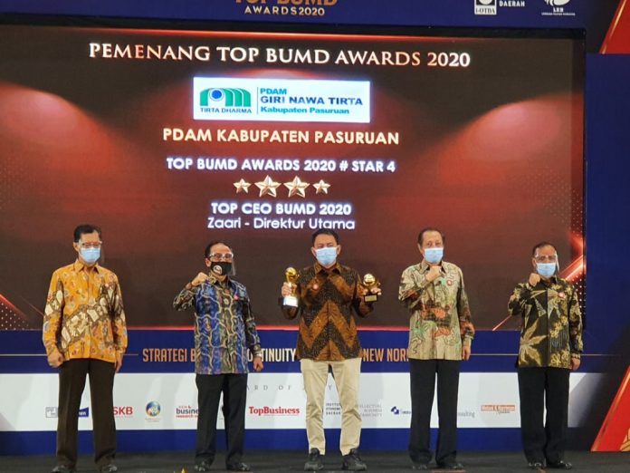 Direktur PDAM Kabupaten Pasuruan, Za'ari (tengah) mendapatkan 2 piala sekaligus. Piala untuk PDAM Kabupaten Pasuruan sebagai juara kategori Bintang 4 TOP BUMD 2020 dan piala sebagai TOP CEO BUMD 2020.
