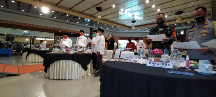 TAMPAK KOMPAK:Para pasangan calon, Saifullah Yusuf-Adi Wibowo dan Pasangan calon Raharto Teno Prasetyo-Hasjim Asjari hadir dalam acara penandatantan pakta integitas di RM Valencia, tadi pagi.