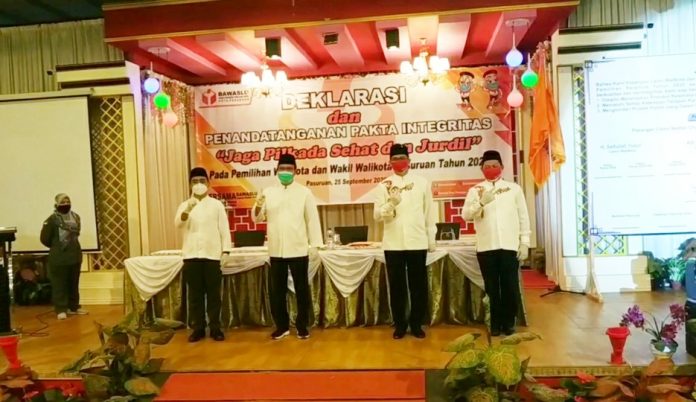 SAMA-SAMA JAGA PILKADA: Dua pasangan calon pemilihan Kepala Daerah Kota Pasuruan deklarasi dan menandatangani pakta integritas jaga pilkada sehat dan jurdil yang digelar Bawaslu Kota Pasuruan, Jumat (25/9).