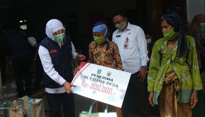 BLT DD: Gubernur Jatim, Khofifah Indar Parawansa menyerahkan bantuan BLT DD kepada warga dengan didampingi Direktur Utama Bank Jatim, Busrul Imam. BLT DD dilakukan dengan mengunakan virtual account langsung ke penerima bantuan.