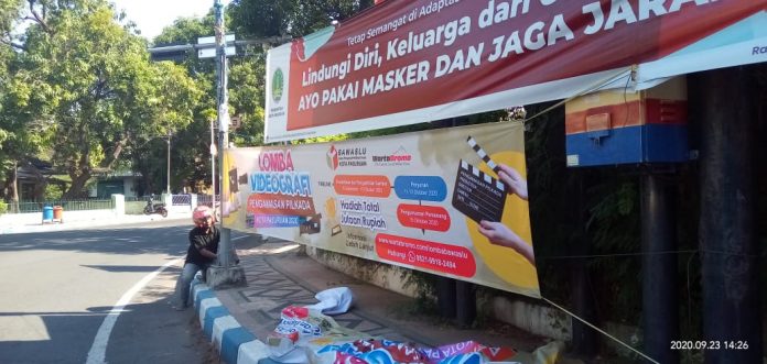 SIAP IKUT? Banner pengumuman Lomba Videografi sudah terpampang di pinggir jalan. Mulai perempatan apotik, perempatan RS Purut dan depan Kantor Bawaslu di Jl Panglima Sudirman.