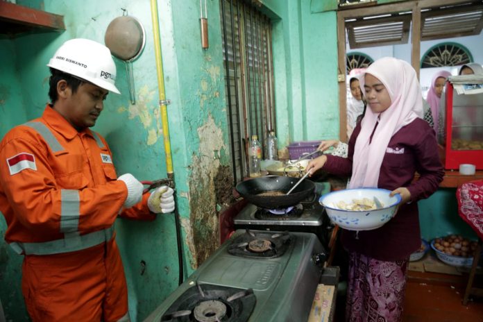 RAMAH LINGKUNGAN: Petugas PGN merapikan pekerjaan sekaligus mengecek distribusi gas yang menyalur ke salah satu ponpes di Pasuruan, beberapa waktu lalu.
