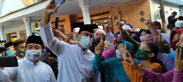 DISAMBUT EMAK EMAK: Gus Ipul berswafoto dengan para warga, termasuk emak emak di daerah mandaran, trajeng dan wilayah lor loran kota Pasuruan.