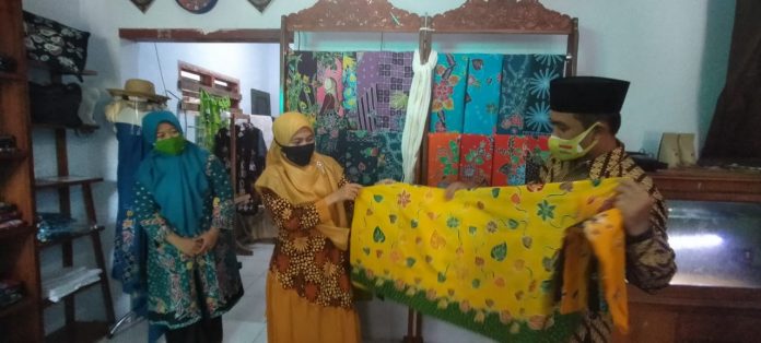 APRESIASI: Mas Adi bersama istri mengapresiasi kualitas batik tulis buatan Sumini, pengerajin batik asal Bugul Kidul Kota Pasuruan.