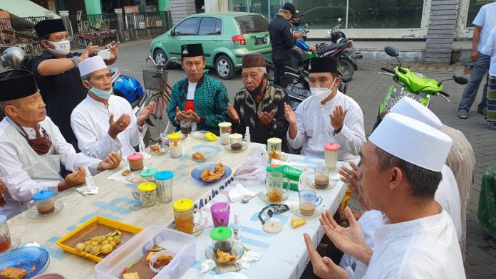 KOPI DAN DOA: Adi Wibowo didoakan para jamaah sehabis salat Subuh sambil ngopi bareng di warung kopi poncol dan Cak Dul, Selasa (6/10)