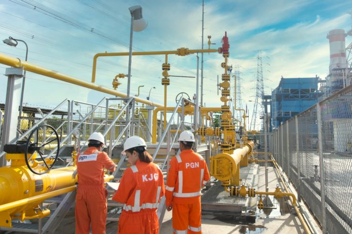 PERIKSA RUTIN: Para petugas lapangan PGN sedang memeriksa jaringan distribusi secara rutin dan berkala. Ini untuk melayani kebutuhan aliran gas ke pelanggan biar terus lancar.