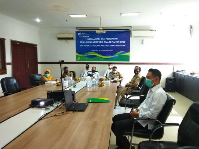 PERSIAPAN: Kepala Kantor bpjamsostek Pasuruan, Arie Fianto Syofian (tengah) menjelaskan tentang persiapan penilaian Paritrana Award dihadapan pejabat Disnaker Kota/Kabupaten Pasuruan dan Disnaker Kota/Kab Probolinggo, Senin siang (16/11).